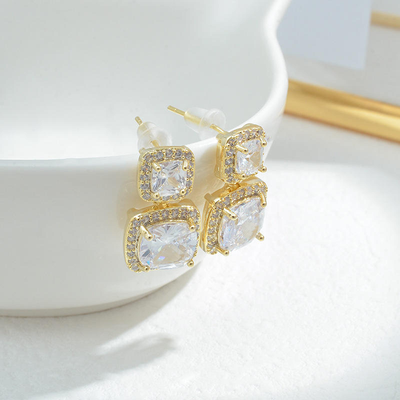 CRYSTAL STONE EARRING